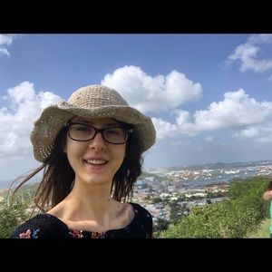 Meet your Posher, Elise